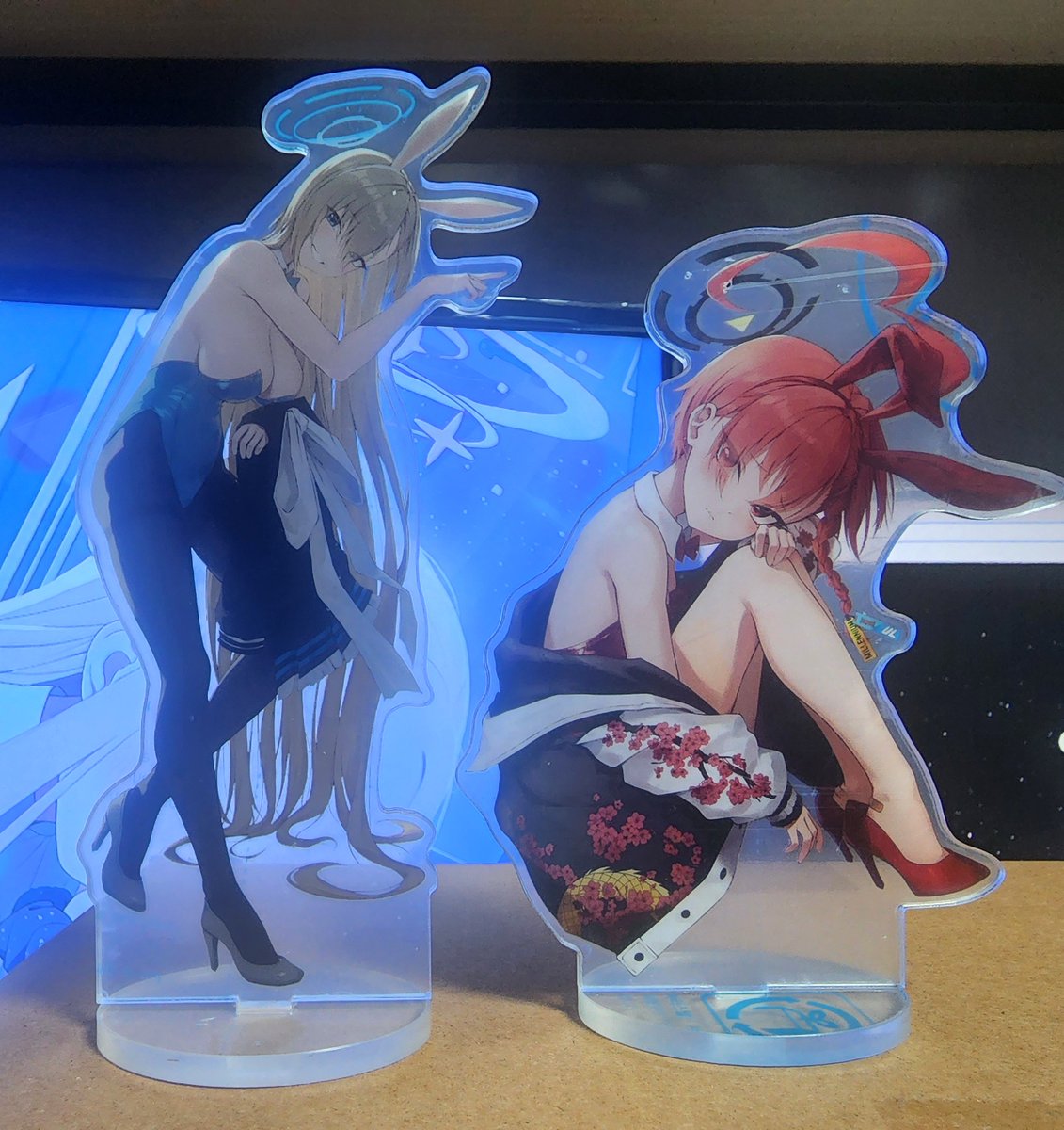 이번 8월 서울코믹월드에서 나르크루와 함께 아크릴 스탠드 두 종류로 참가합니다~! 부스는 A69-70 양일 참가며 여러 작가님들의 굿즈도 다양하게 있으니 한 번 구경오세요~
(사이즈는 9x18 / 12x15 이며, 가격은 둘 다 23000원입니다.)