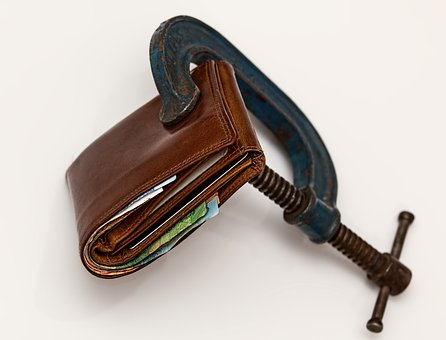 RRInternational's tweet photo. Ordonanţa de #reducere a cheltuielilor bugetare va scădea drastic şi #salariile angajaţilor, avertizează sindicatele, care spun că actul normativ este de fapt un pachet de măsuri de austeritate. (1/2) https://t.co/sIaGcz1HBU