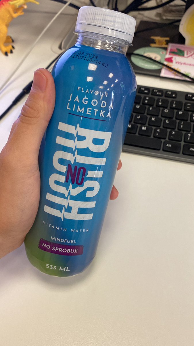 Ten_Duczmen's tweet photo. Szczera opinia na temat #no_rush od #ekipa. Nie wiem jakim cudem, ale produkt reklamowany jako najzdrowszy produkt ekipy smakuje jak najbardziej chemiczna rzecz jaką piłem. Niby cukru nie ma, a napój słodzi bardziej niż babcia gdy Cię zobaczy po 2 tygodniach rozłąki. 1/x https://t.co/DLHznWsMF9