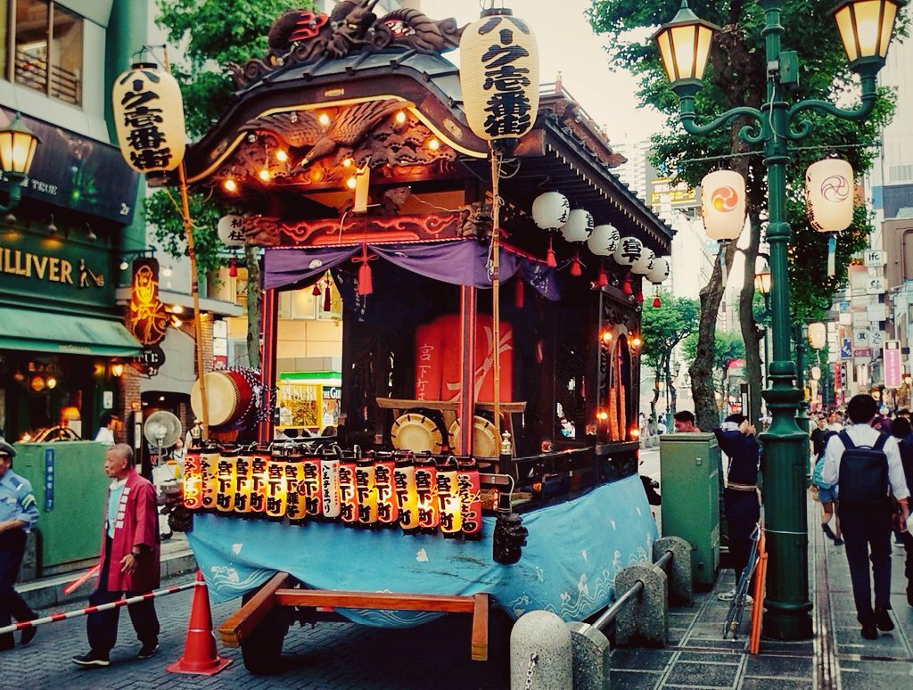 _l___l_'s tweet photo. 八王子駅前でお祭りやってんね https://t.co/8kcfWTNZq7