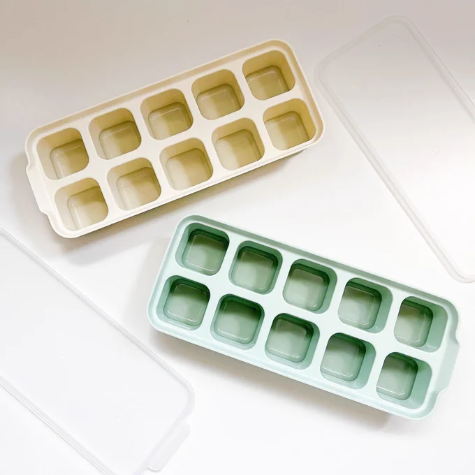 【イケア】リアルに毎日使ってる!買って大正解だった「激かわ製氷グッズ」氷がスポッと出てきて気持ちいい!   IKEAの「製氷皿」が便利!底面が柔らかいから、作った氷がスポッと取り出しやすいの。見た目もオシャレなのに500円以下と、コスパの良さも最高ですよ!