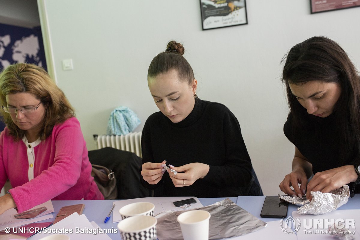 Ukrainian women united by their shared experience of fleeing a brutal war are invited to express their emotions through an art therapy workshop.

This is part of a peer-to-peer psychosocial support project for 🇺🇦 refugees in 🇬🇷 run by <a href="/EPAPSY/">EPAPSY ΕΠΑΨΥ</a> &amp; UNHCR. 1/2

unhcr.org/gr/en/34675-fr…