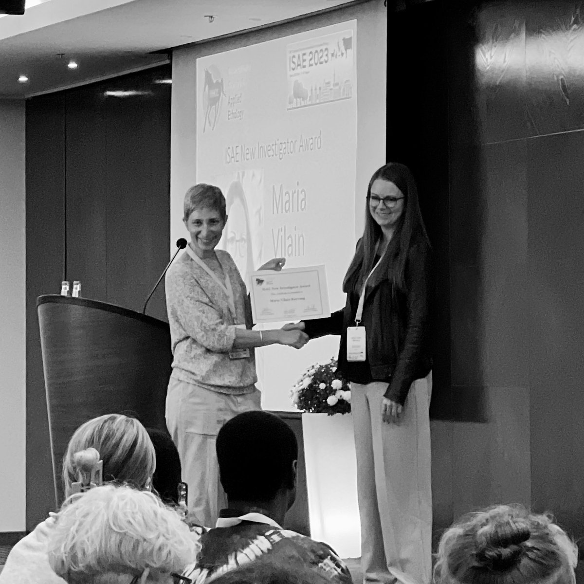 So happy to see @MariaRorvang honored for her contribution to the research in our field as well as her mentorship of both students and junior colleagues 👏✨ #proudstudent #isae2023 @appliedethology