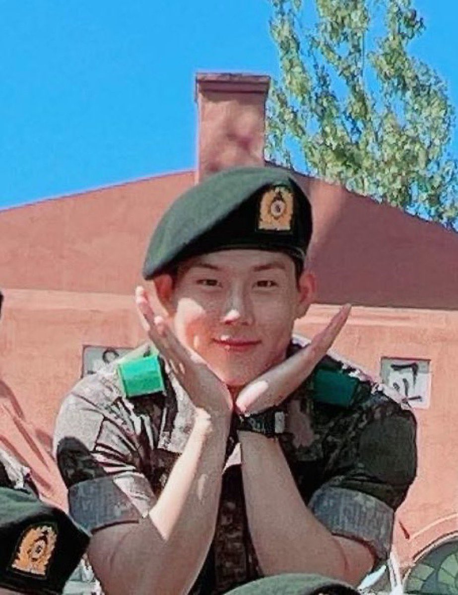 dawnuayo's tweet photo. HE’S DOING AEGYO ON THE FRONTLINES JOOHEON PLEASE https://t.co/gRiBvqpPDw