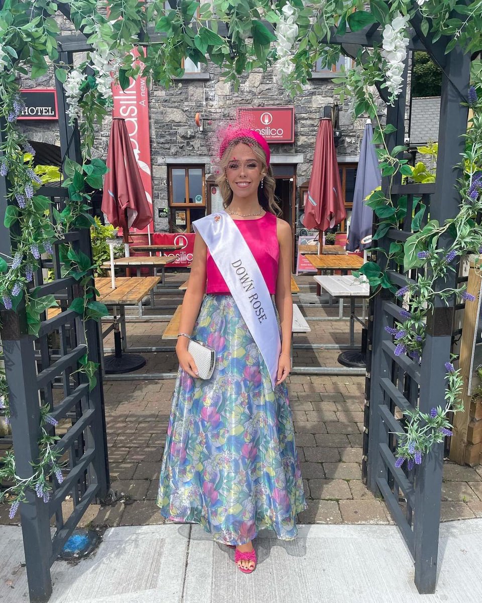 HarmonyHealthBe's tweet photo. Galway Races ♥️🌹 
Thanks so much to @thedresshouse1 for sponsoring my beautiful headpiece, and a massive thank you to @harmonyhealthbeauty for sponsoring my tan. 
What a class day meeting some more of the gorgeous Roses 🌹 
One week to go! #roseoftralee https://t.co/Dy9G1EMFBH