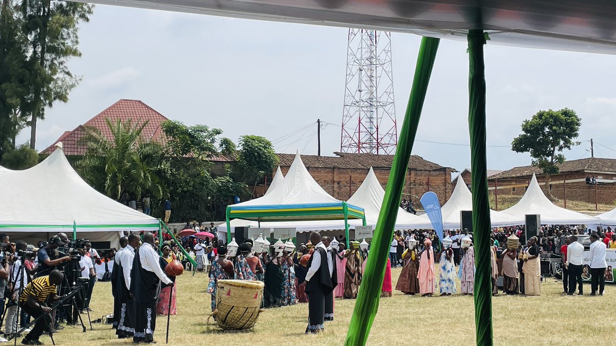 Abahinze mukeza mwibuke kuganuza abandi.  Happy harvest day 

#Umuganura
#NationalHaverstDay