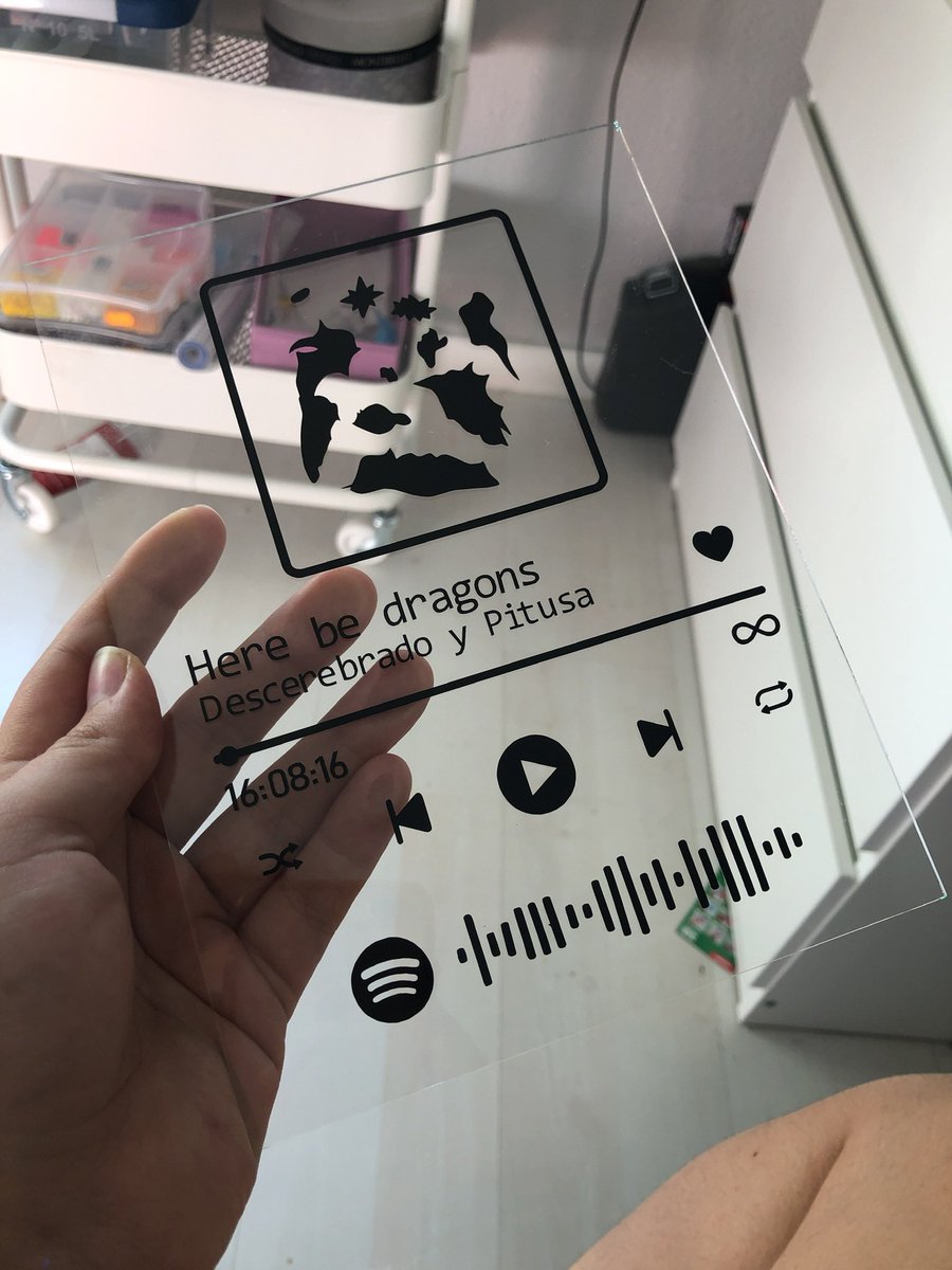 MusgoArtist's tweet photo. @bubusnook Hola! Soy Leila y hago cositas con vinilo y regalos personalizados como atrapasoles, placas de spotify, copas grabadas, llaveros, camisetas, marca páginas, o adornos de libros en miniatura. 💜 https://t.co/t9oKpBgIwM