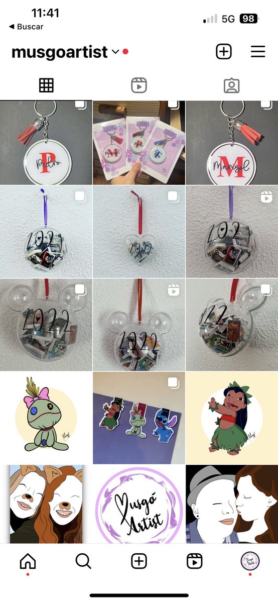 MusgoArtist's tweet photo. @bubusnook Hola! Soy Leila y hago cositas con vinilo y regalos personalizados como atrapasoles, placas de spotify, copas grabadas, llaveros, camisetas, marca páginas, o adornos de libros en miniatura. 💜 https://t.co/t9oKpBgIwM