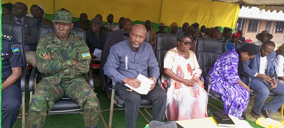 rbarwanda's tweet photo. Muri aya masaha, Umunyamabanga Mukuru w’Umuryango @rpfinkotanyi, Gasamagera Wellars ari kumwe n'ubuyobozi bw'Intara y'Amajyaruguru bifatanyije n'abaturage bo mu Murenge wa Kinigi mu Kagali ka Bisate, mu kwizihiza umunsi w'Umuganura.
Abaturage bitabiriye uyu munsi baravuga ko bishimira ibyo bagezeho bakesha umusaruro ukomoka k'ubukerarugendo.#RBAAmakuru