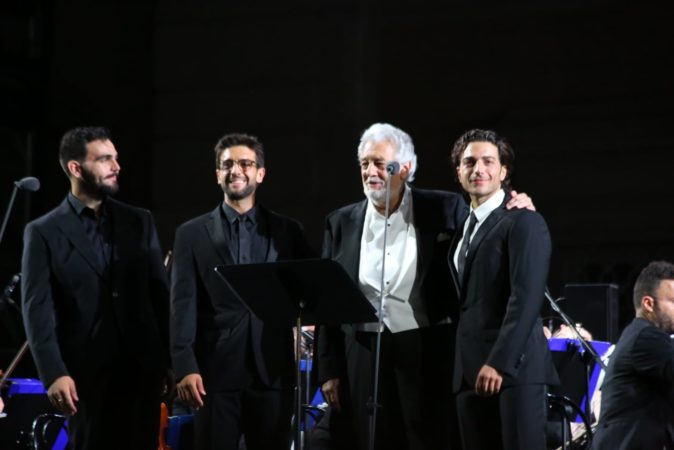 SciscianoNotiz1's tweet photo. Brindisi finale a ‘#Unestatedare’ con la lirica di #PlacidoDomingo e #IlVolo: Il cortile della Reggia di #Caserta si trasforma in un grande teatro mondiale nella chiusura dell’VIII edizione di ‘Un’estate da https://t.co/yU43VE2MCe https://t.co/yAPC4FJMwe