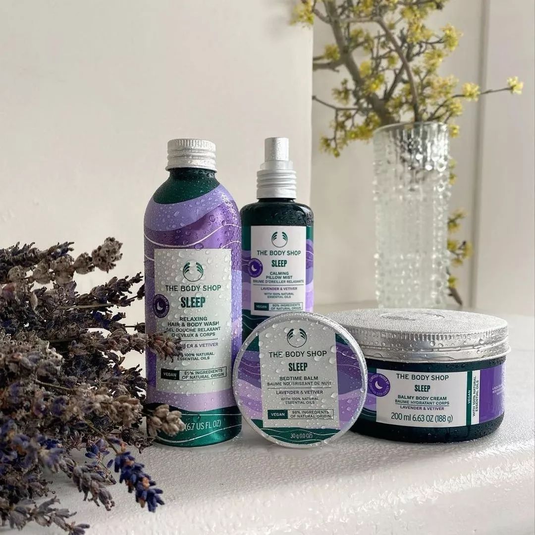 Clicks_SA's tweet image. Escape to tranquility with The Body Shop’s Sleep range, enriched with lavender and vetiver, a calming and aromatic duo created especially for bedtime routines.💜

Shop in-store or online &amp;gt; bitly.ws/PZzz

#TheBodyShop #TheBodyShopWellness #WellnessRange #Skincare