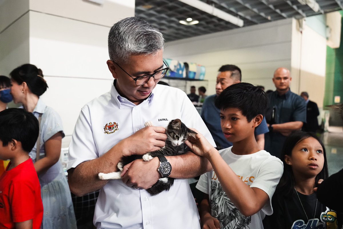 tzafrul_aziz's tweet image. Bawa anak-anak ke #EkspoKucing di #MATRADE.

Bukan setakat 🐱, 🐰🦜🐍🕷️ pun ada! Kami jumpa anak bulus di booth Shikin’s Team Animal Rescuer. Macam ❤️ at first sight, kami decide to adopt dia. Zaeem nak nama Putih, Zahira nak nama Oreo. What’s your vote? #adoptdontshop #TZA