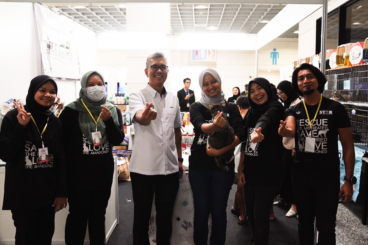 tzafrul_aziz's tweet image. Bawa anak-anak ke #EkspoKucing di #MATRADE.

Bukan setakat 🐱, 🐰🦜🐍🕷️ pun ada! Kami jumpa anak bulus di booth Shikin’s Team Animal Rescuer. Macam ❤️ at first sight, kami decide to adopt dia. Zaeem nak nama Putih, Zahira nak nama Oreo. What’s your vote? #adoptdontshop #TZA