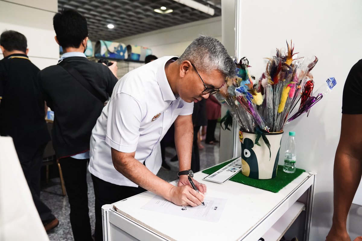 tzafrul_aziz's tweet image. Bawa anak-anak ke #EkspoKucing di #MATRADE.

Bukan setakat 🐱, 🐰🦜🐍🕷️ pun ada! Kami jumpa anak bulus di booth Shikin’s Team Animal Rescuer. Macam ❤️ at first sight, kami decide to adopt dia. Zaeem nak nama Putih, Zahira nak nama Oreo. What’s your vote? #adoptdontshop #TZA