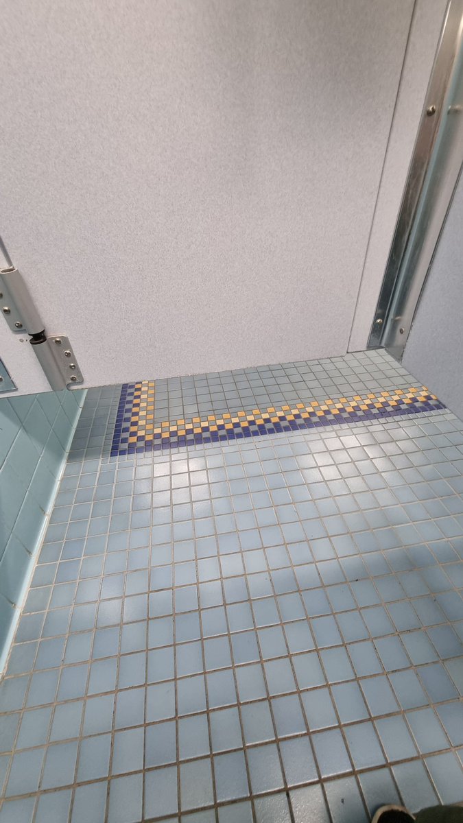 ourdaysofhorror's tweet image. What is it with American cubicles/toilets and the doors being a country mile away from the floor? 

Might as well just not have them as privacy doesn&apos;t seem to matter over here 😅🇺🇲

#usa #Public #cubicles