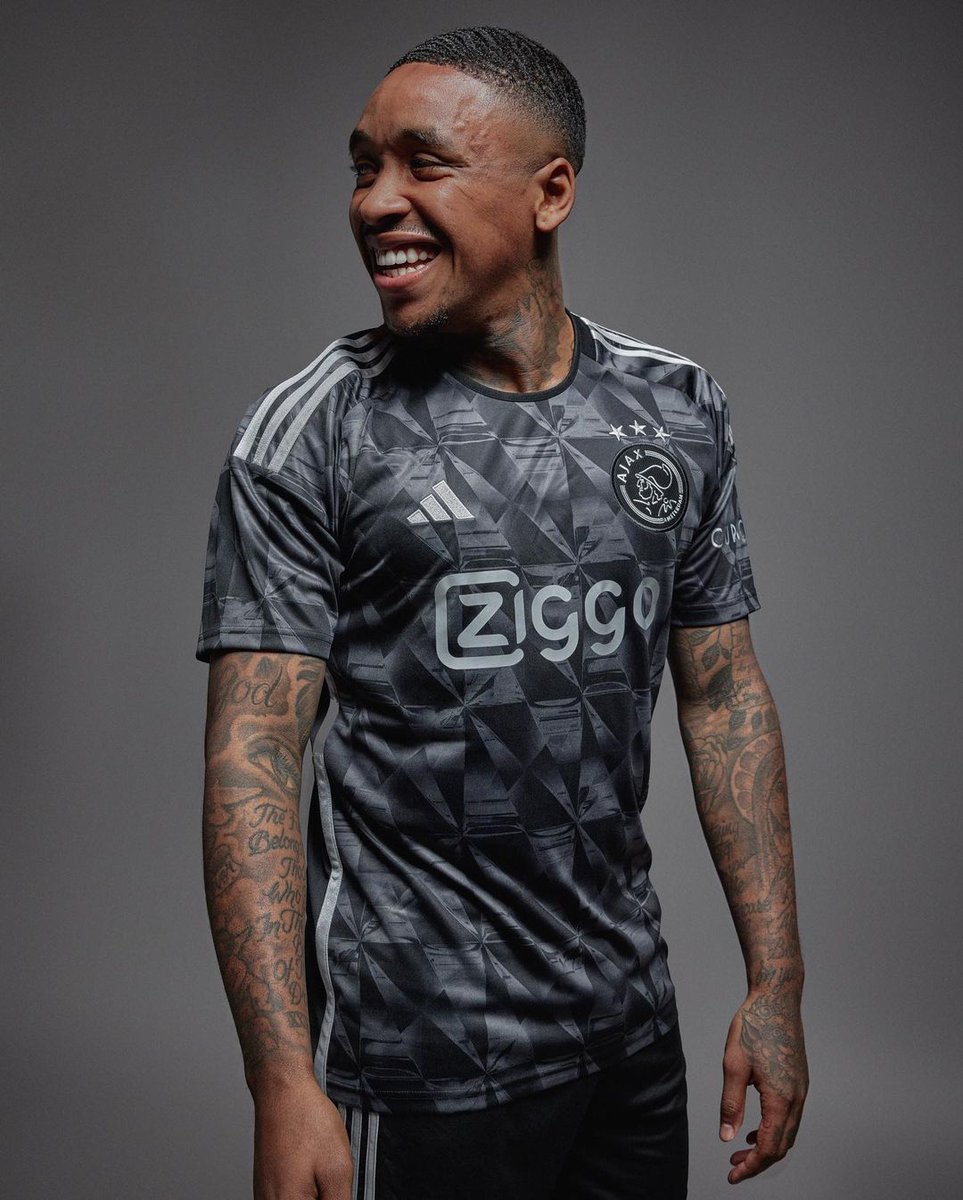 __MaxMaillots's tweet image. Concours flash pour gagner cette beauté !! ⚫🇳🇱

Le nouveau maillot third de l’Ajax ! 🥶  

1⃣ RT/Like + Follow pour participer ! 👕
2⃣ Taguez un ami !

⏳ TAS en 5 jours !