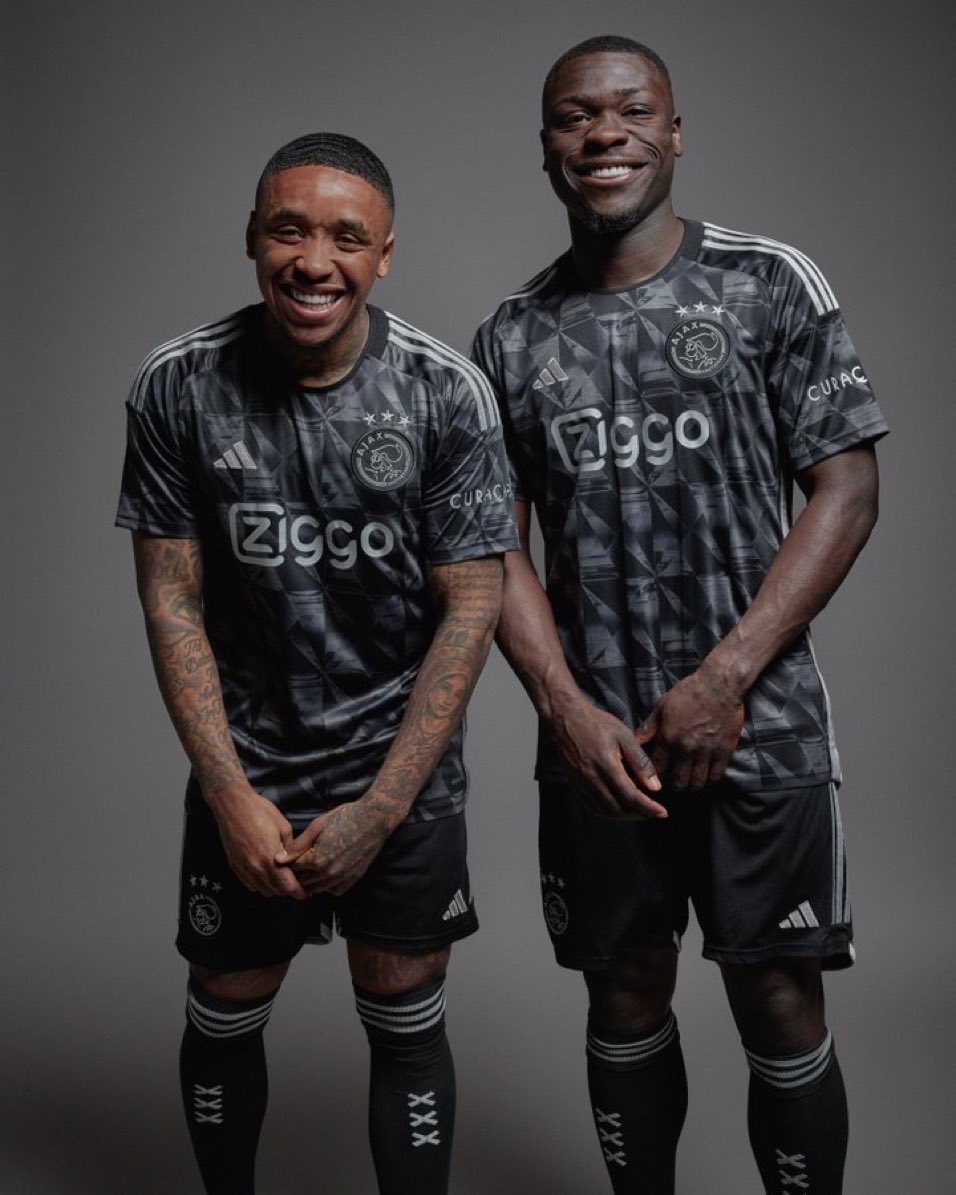 __MaxMaillots's tweet image. Concours flash pour gagner cette beauté !! ⚫🇳🇱

Le nouveau maillot third de l’Ajax ! 🥶  

1⃣ RT/Like + Follow pour participer ! 👕
2⃣ Taguez un ami !

⏳ TAS en 5 jours !