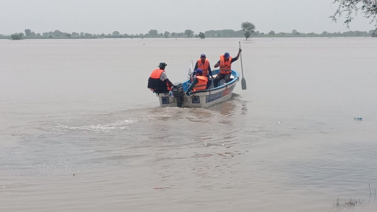 حویلی لکھا اوکاڑہ کے مقام پر دریائی بیڑہ دریائے ستلج میں  الٹ گیا۔
 بیڑے میں 50 سے زائد لوگ موجود تھے۔ ریسکیو 1122 اور الخدمت فاؤنڈیشن کی ٹیمیں  امدادی سرگرمیوں میں مصروف۔ 15 افراد کی تلاش جاری۔