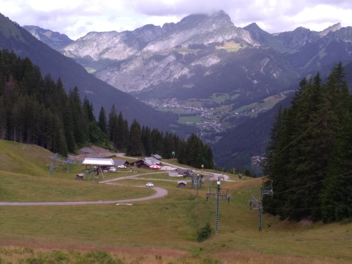 bernierpatrici2's tweet photo. Retour au Lac de la Mouille à #superchatel avant retour et de la pluie prévue cet après-midi. #chatel https://t.co/3Uvgmr9eda