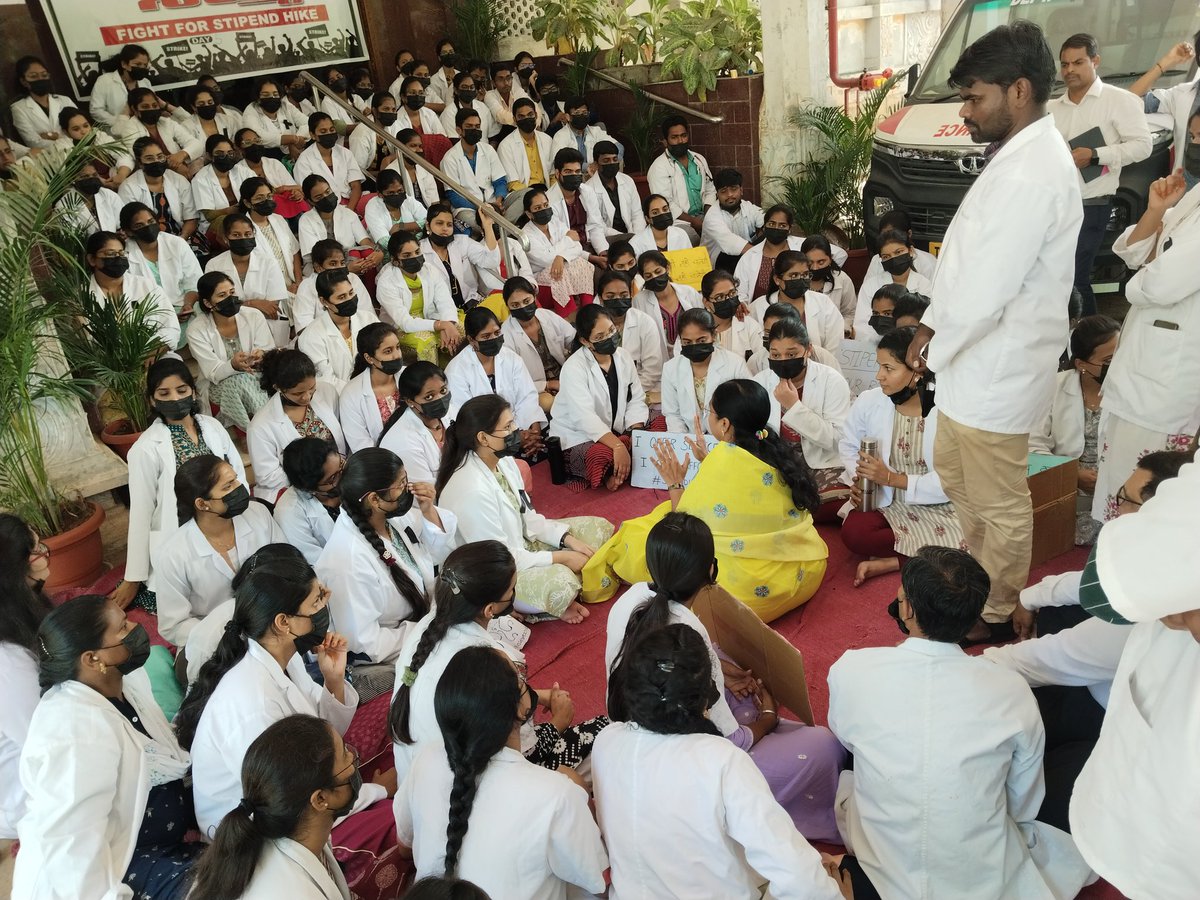 jyothsna_tdp's tweet photo. Prof. Jyothsna Tirunagari paid a visit to the #AyurvedicHospital ,Erragadda and met with the #Telangana AYUSH PGs and internees. It was a productive meeting discussed the need for a stipend hike and extended support from @NimaTelangana #AYUSH #StipendHike #NIMATelangana #TELENGANAAYUSH