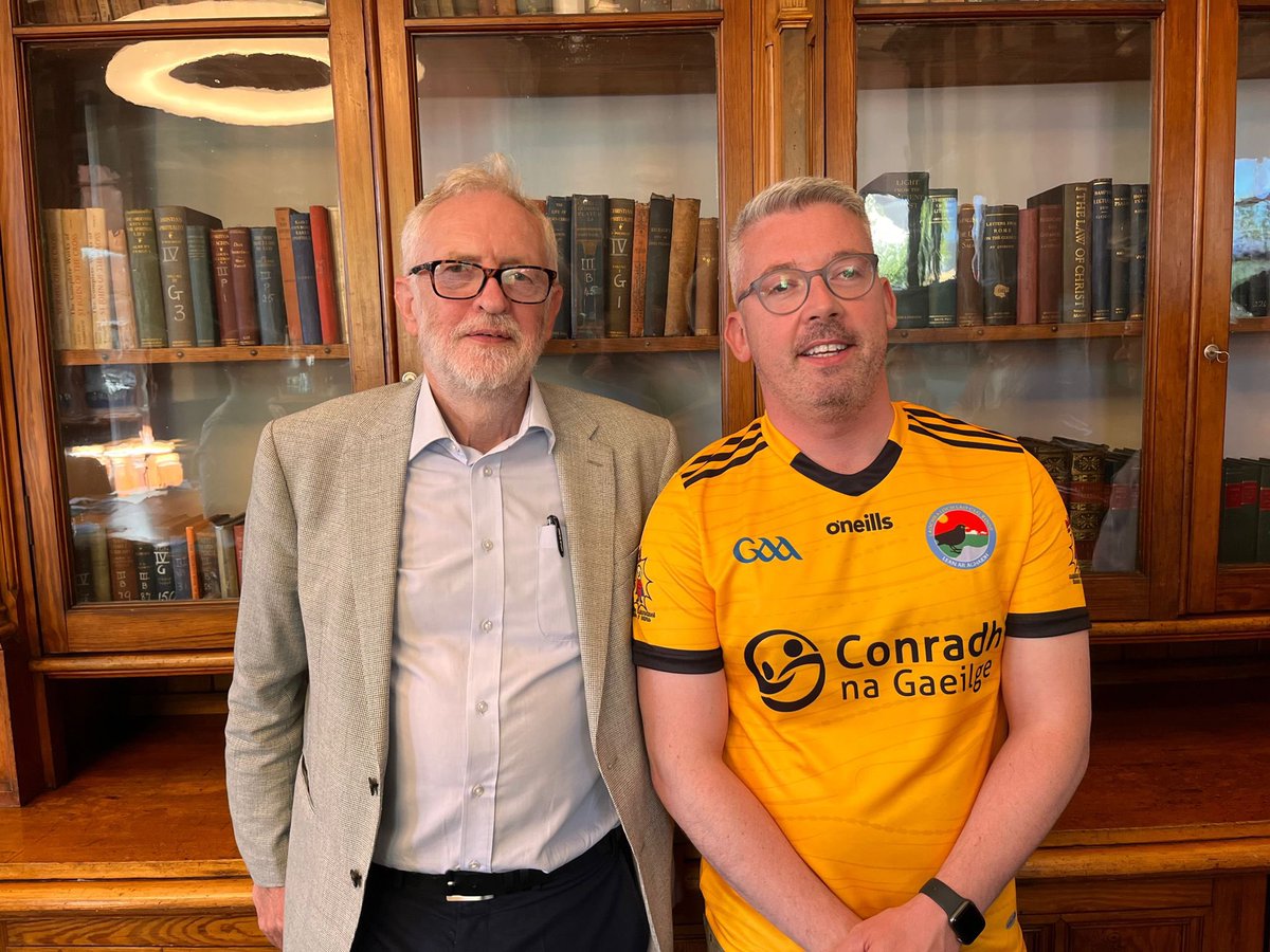 LaochraLochLao's tweet photo. Uachtarán Laochra Loch Lao, Niall Ó Donnghaile agus Jeremy Corbyn, fear mór na Laochra. 💛🖤 https://t.co/g0oW1GYYNy