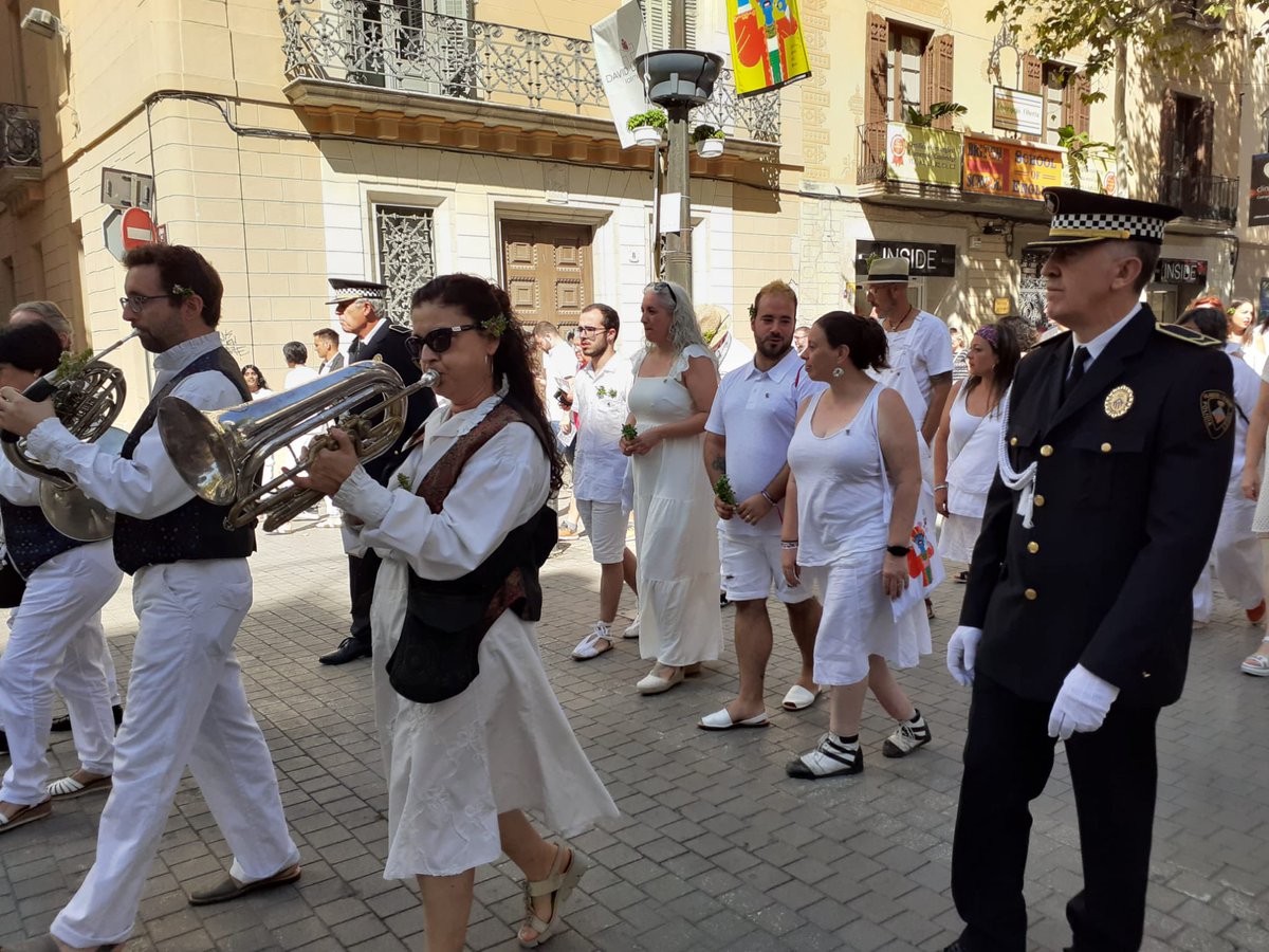 PLVNG's tweet photo. Ens vestim de gala per l’acompanyament al Convit a la Festa i la Baixada d’Autoritats. Seguim treballant per una bona i segura #FestaMajorVNG https://t.co/y9dDbQAC5B