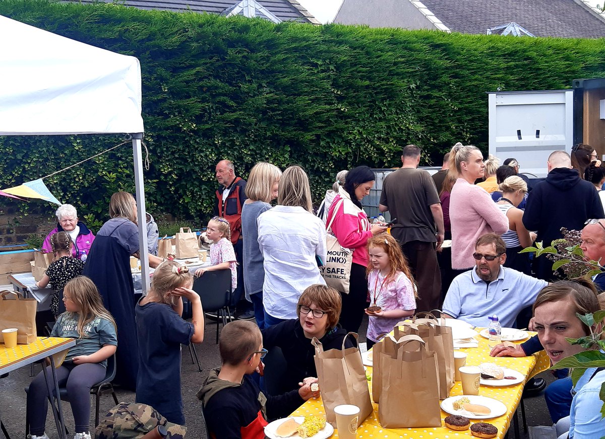 rfblandscape's tweet image. A great time had by all at BBQ &amp;amp; A Blether @ The Centre in Leven yesterday. We chatted to people about our #NatureNetwork project and got people using pedal power on the smoothie bike... which EVERYONE loved. 

A great community event by @GreenActionT and @TheLevenFife! #LandArch