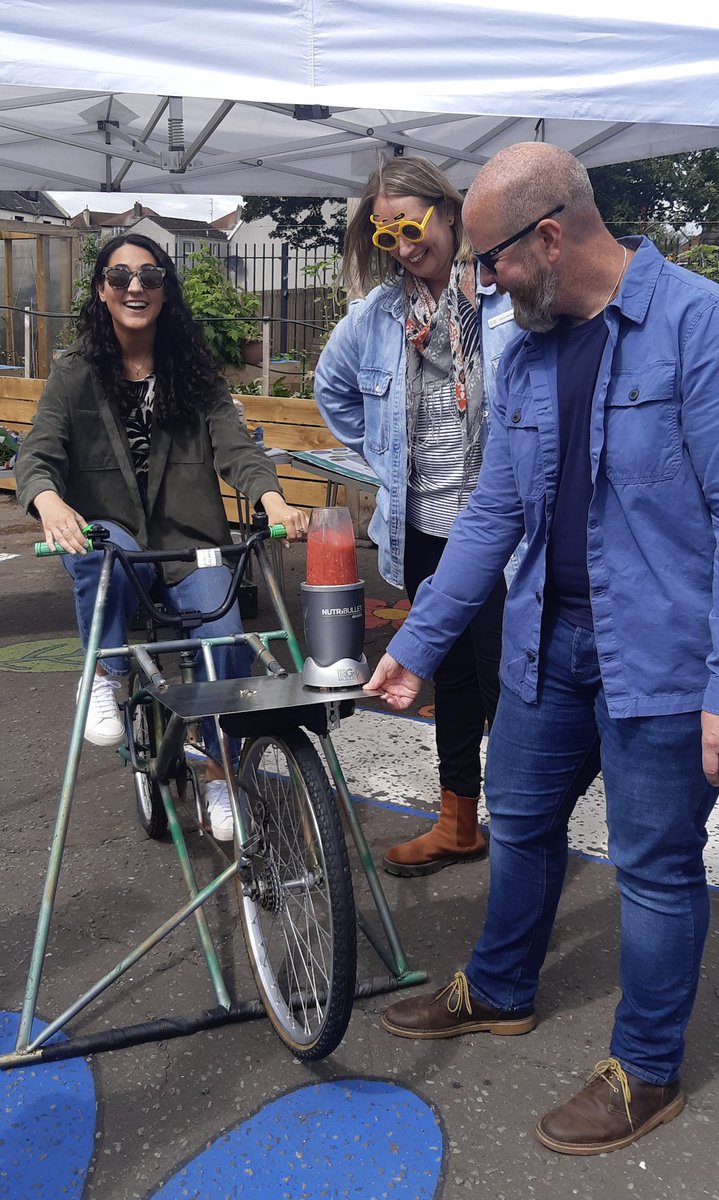 rfblandscape's tweet image. A great time had by all at BBQ &amp;amp; A Blether @ The Centre in Leven yesterday. We chatted to people about our #NatureNetwork project and got people using pedal power on the smoothie bike... which EVERYONE loved. 

A great community event by @GreenActionT and @TheLevenFife! #LandArch