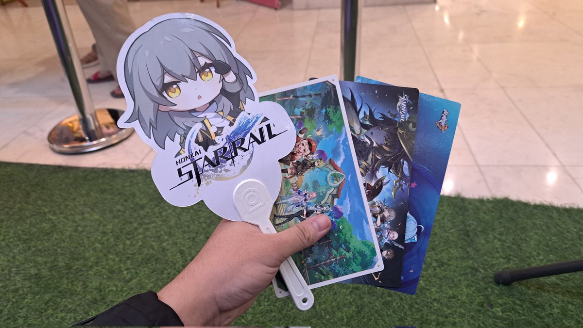 aliifnrhmn's tweet photo. Yey kebagian lebih banyak merch gratis, dapet antrean merchandise juga 😭 kirain makin sepi, makin rame coy #hoyofest https://t.co/e03aLLUwUk