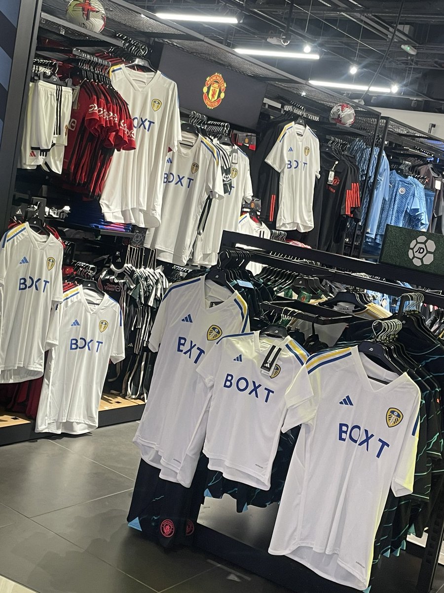 Job well done 🤝  #lufc #manchesterairport