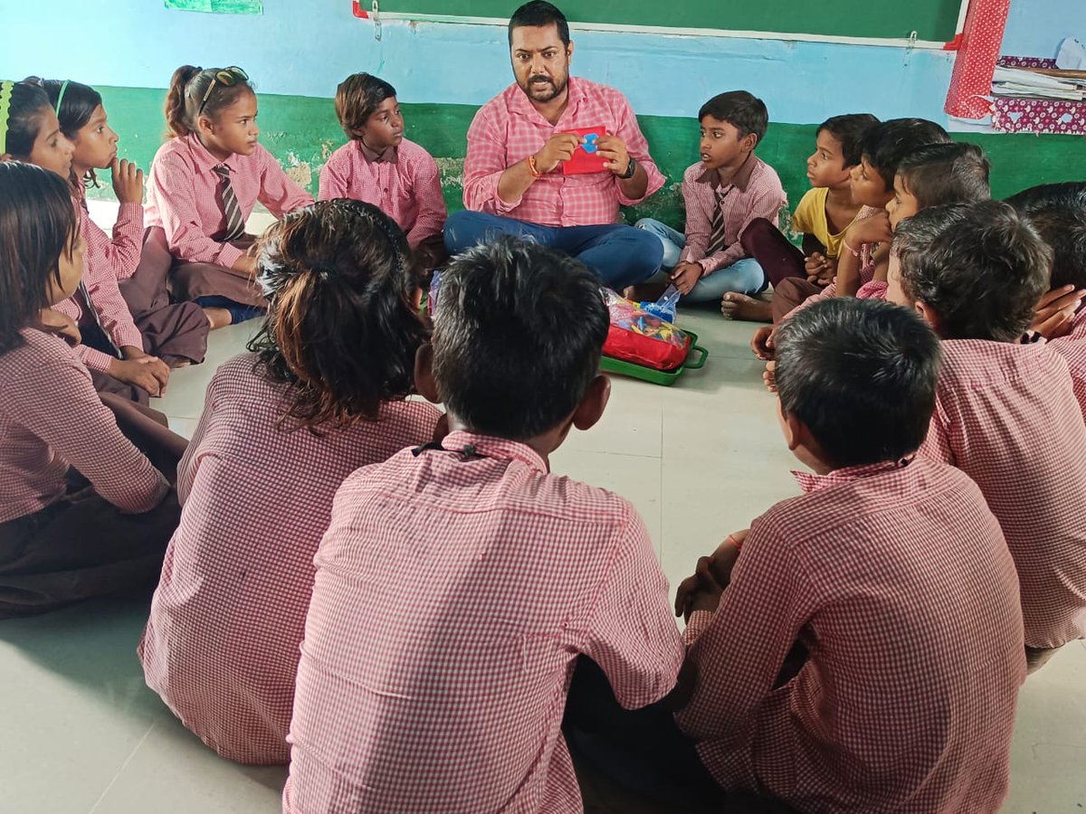 basicshiksha_up's tweet photo. गणित किट का प्रयोग कर बच्चों को आकृति, संख्या, गणना, आंकड़ा प्रबंधन आदि को समझाने का प्रयास करते प्राथमिक विद्यालय नगला दुली ताखा इटावा के अध्यापक सुनील कुमार। 
#UPBasicEducationModel #उत्तर_प्रदेश_निपुण_प्रदेश
@UPGovt @CMOfficeUP @thisissanjubjp https://t.co/Qi9IJJK2ql