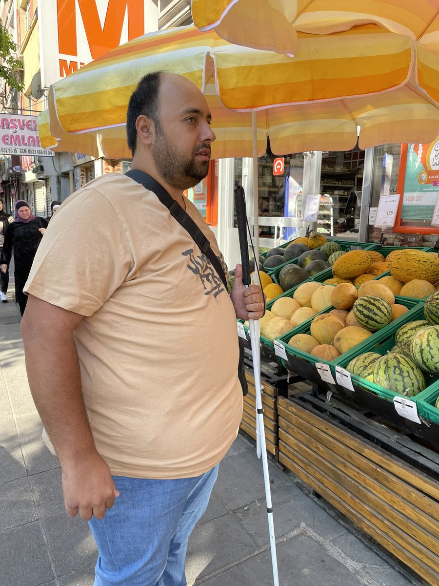 Merhaba. Evime giderken İstanbul - Çapa - Başvekil caddesini kullanan
görme engelli bir vatandaşım. Başvekil caddesi üzerinde yer alan
Migros şubenizin önünde şemsiyeler yer alıyor. <a href="/Migros_Turkiye/">Migros Türkiye</a>