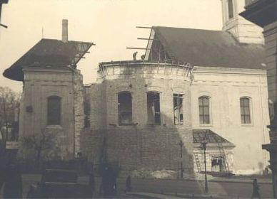 PilgrimBudapest's tweet photo. Parish of Krisztinaváros (Christinetown) district of #Budapest is dedicated to #OurLadyOfTheSnows, w/ the venerated image of BVM of Re (#ValleVigezzo).
Built end C18, in 1941 transept was added by moving mechanically the sanctuary backwards. https://t.co/XB2dim8HCx