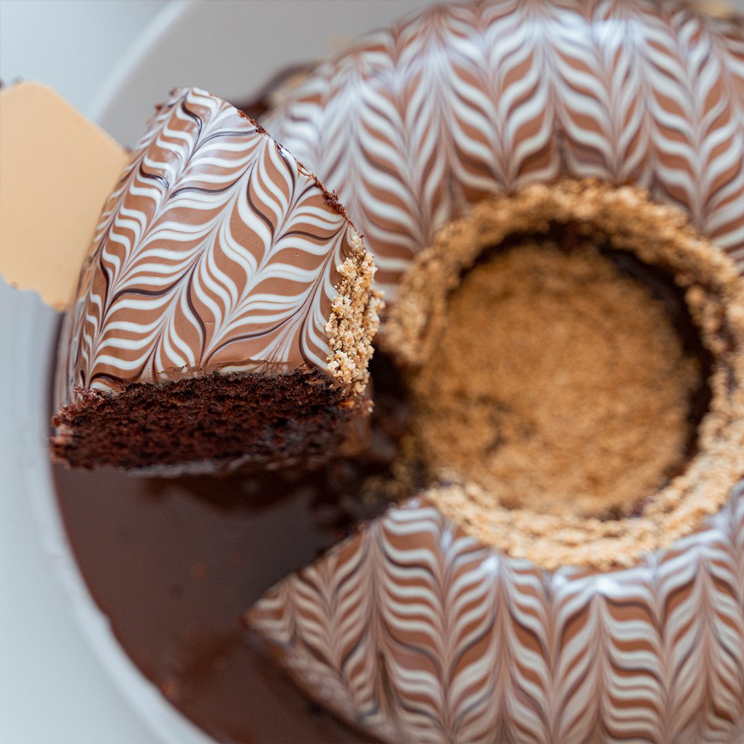 لافا كيك مع فنجان قهوه وبس 🍫☕ @lava_cake_kw