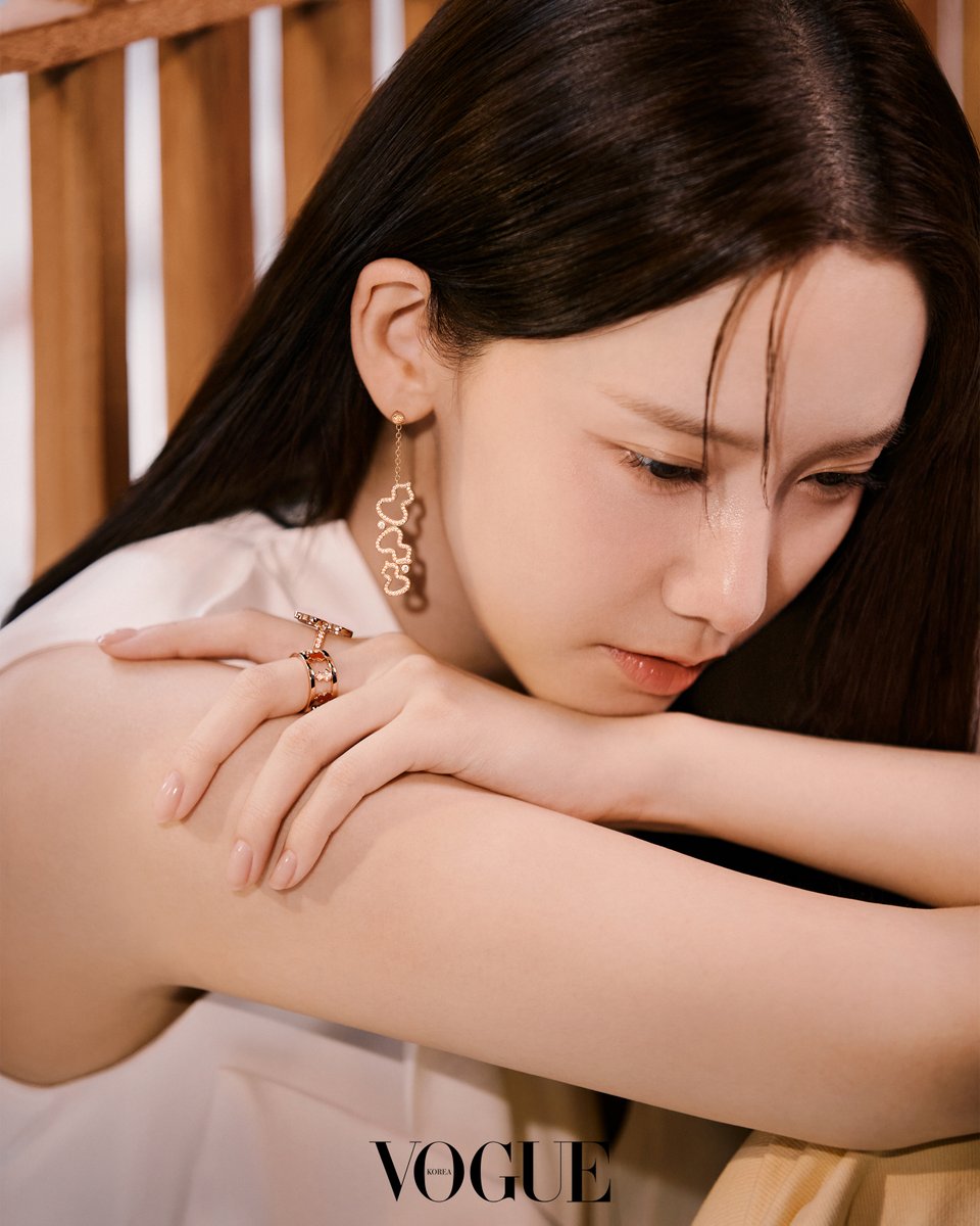 VogueKorea's tweet photo. #협찬 #VogueDigitalCover #YOONA
창밖으로 스미는 빛. 윤아와 키린 주얼리의 사계. https://t.co/1mDXgzDEOq