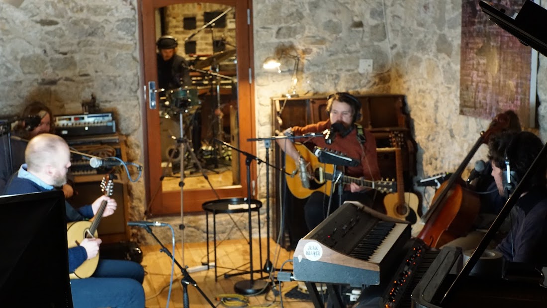 Mise SESSIONS on Monday Bank Holiday at 4pm @RTERadio1 will feature the mighty @JuniorBrotherIE Joined by giants @The_Bonk_Music @danwalshdrums @LemoncelloIE @GarethQR @TYFtony and recorded by John 'Spud' Murphy @gs_spud, recorded at @HellfireStudio 📸: Claire Guerin