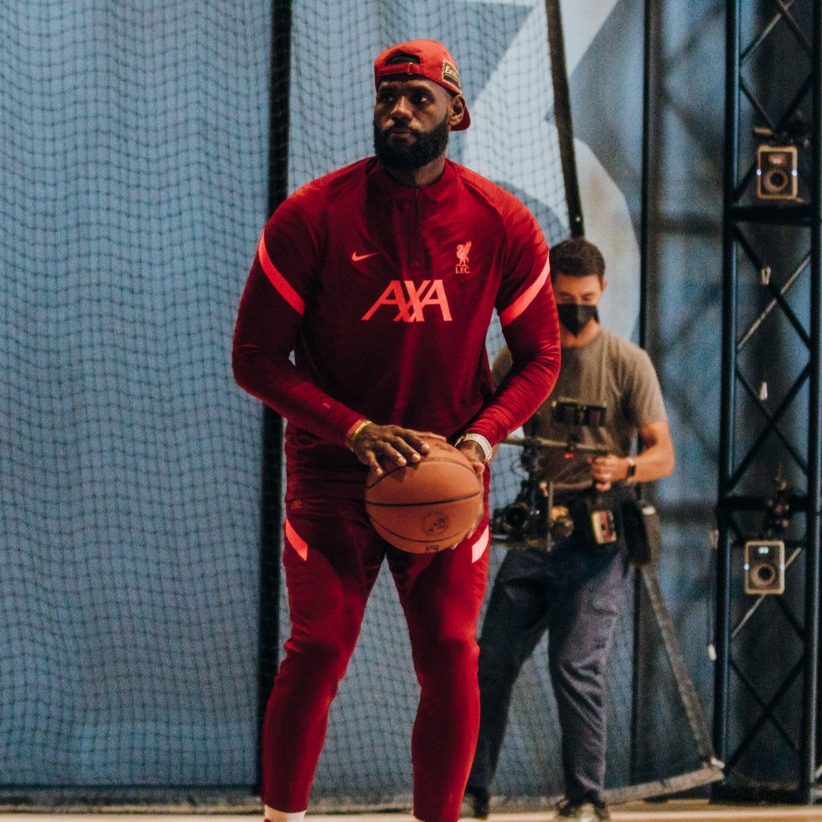 LFCFoundation's tweet image. Attention Liverpool, it's time to channel your inner @KingJames 🔴 

We have teamed up with @LJMU to bring you 𝗕𝗔𝗦𝗞𝗘𝗧𝗕𝗔𝗟𝗟🏀 sessions, as part of our #GameOn initiative!

Learn More 👇 
bookings.liverpoolfc.com/foundation/cou…

(Ages 8 - 16)

@Nike | #MadeToPlay 
#BigRedSummer 🌞