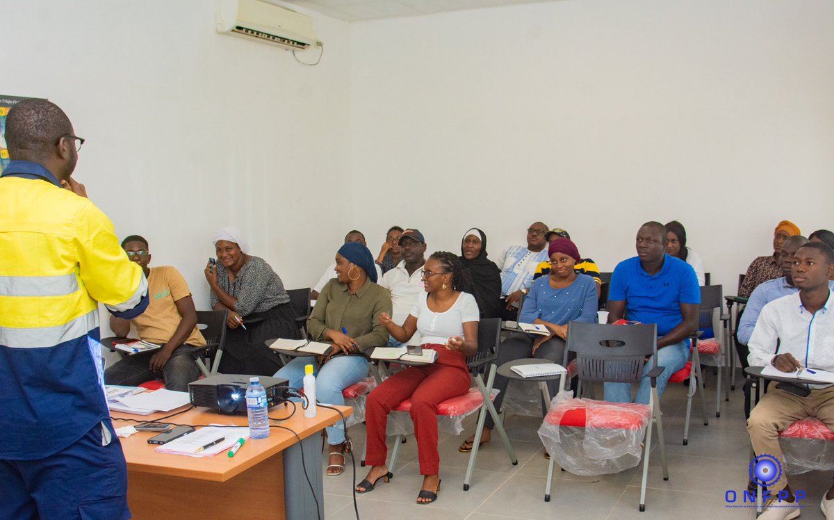 onfppgn's tweet photo. Dans son élan et sa volonté d’offrir et d’accompagner les entreprises dans le perfectionnement de leurs salariés, l’ONFPP a organisé une formation chez Star Oil Guinée axée sur le thème #Sécurité_Incendie. https://t.co/Z7N0AtbzVo