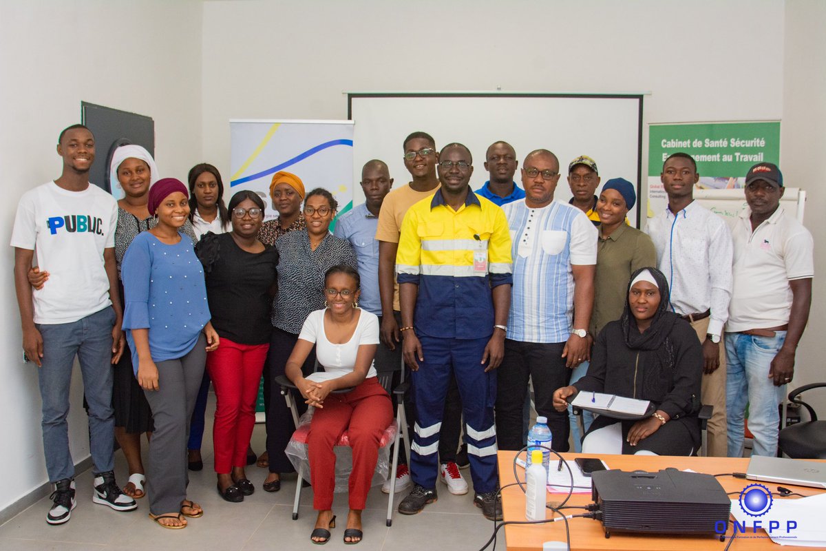 onfppgn's tweet photo. Dans son élan et sa volonté d’offrir et d’accompagner les entreprises dans le perfectionnement de leurs salariés, l’ONFPP a organisé une formation chez Star Oil Guinée axée sur le thème #Sécurité_Incendie. https://t.co/Z7N0AtbzVo