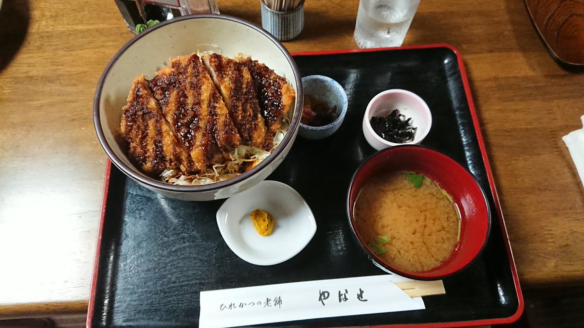 FOdontogriphus's tweet photo. #やなせ本店 さんで #ソースカツ丼 をいただきました。柔らかくジューシーなロースカツに甘酸っぱいソースが最高。そして熱々のカツとご飯に挟まれて蒸されたキャベツの千切りが甘くなりいっそうカツを引き立てます。
#横須賀中央駅 https://t.co/UGObZeSjjA