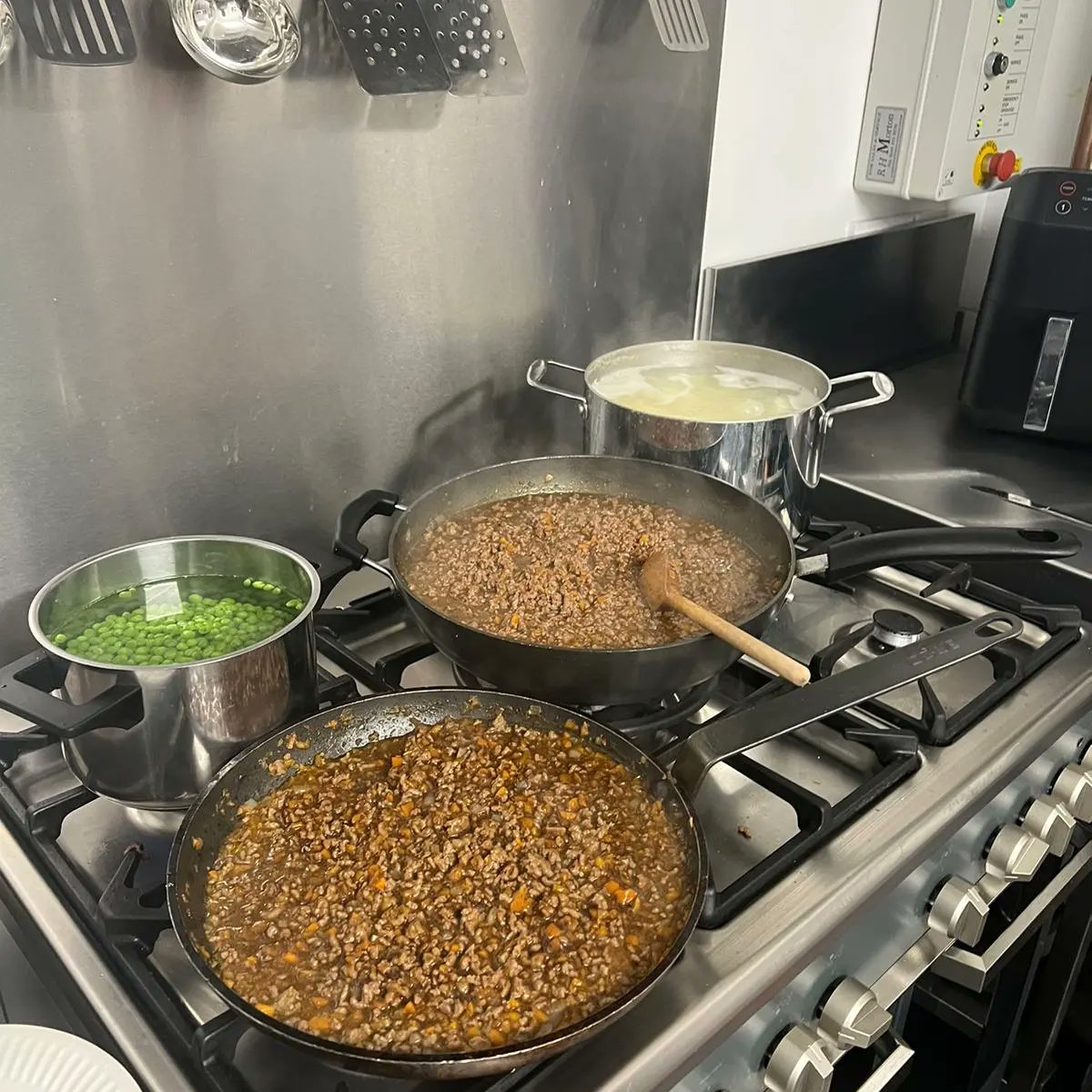 girvanyouthtrst's tweet photo. MIDWEEK MUNCH π©πΌβπ³
Naomi & Michelle rustled up some homemade Mince & Tatties this week with ice lollies for afters.
Next week's menu is Baked Tatties with a choice of fillings and then chocolate brownies ππ #GYTSummer23 https://t.co/RmKnfONees