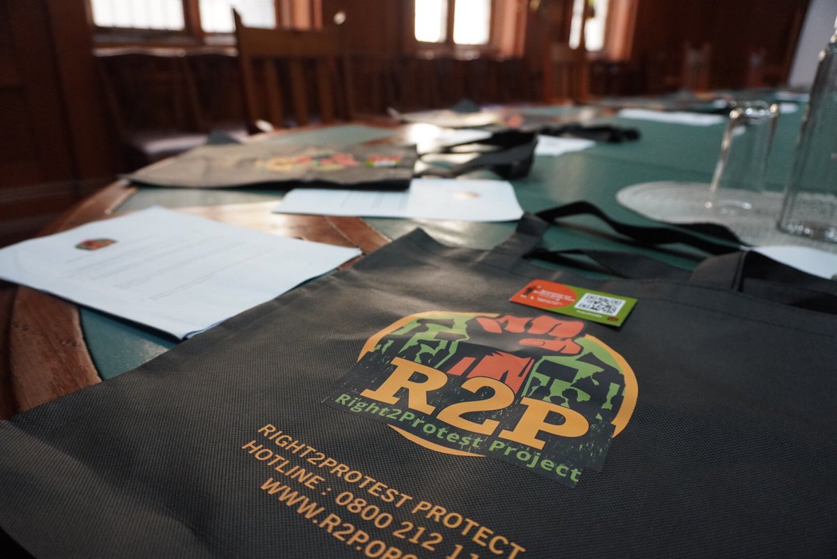 ProtestZa's tweet photo. Workshop Underway📢
Our team is in Durban training community mobilisers on the right to protest. @protestza Attorney Vuyokazi Yokwe is taking participants through the RGA, it’s relivence and limitations in our current democratic dispensation.
#Right2Protest
#ProtestZA https://t.co/6WJakB23Jo