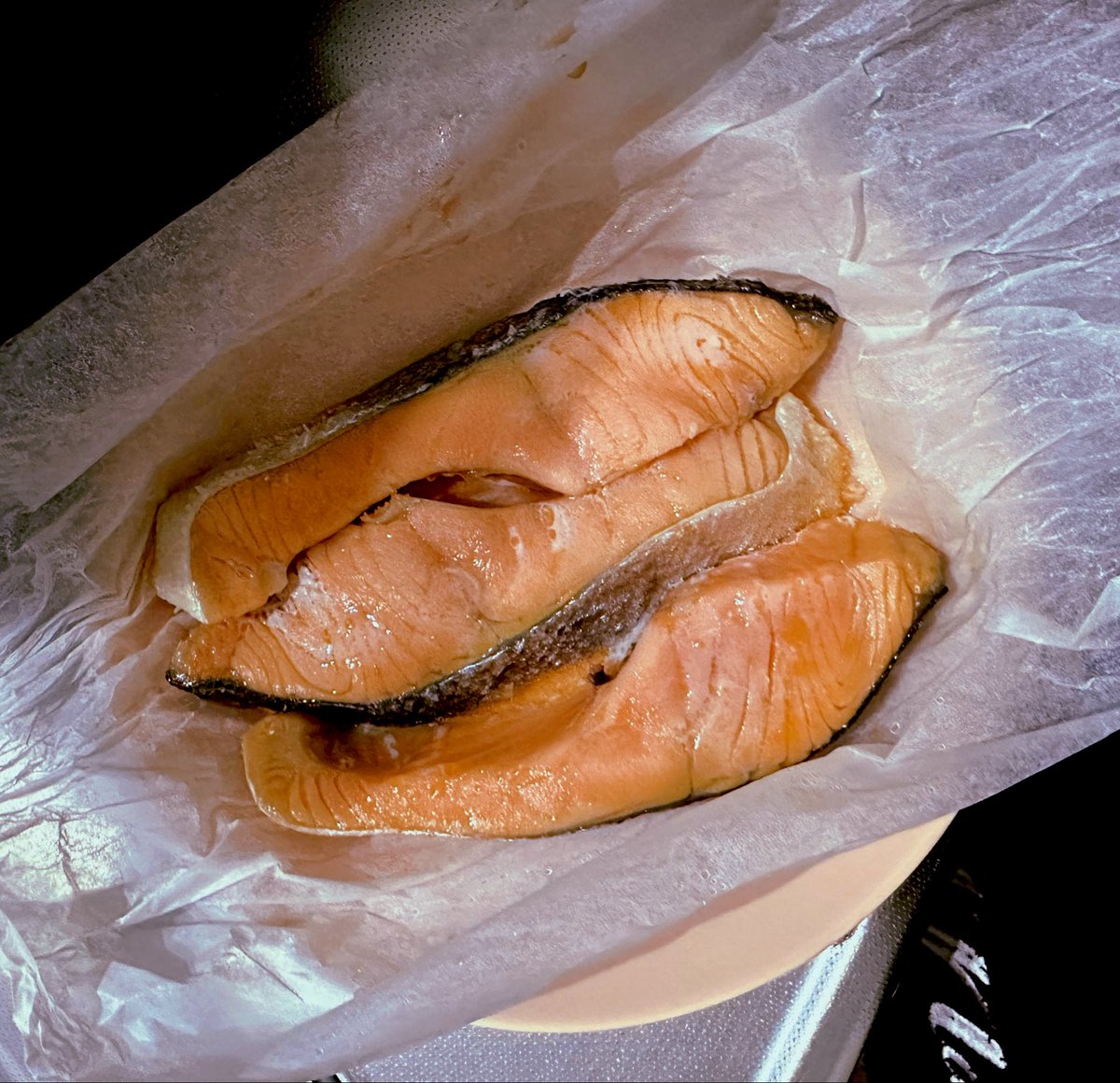 oniku117's tweet photo. この方法覚えてから魚はレンチンすること多いんだけど…まじでふわふわ美味しいし、失敗しないし、部屋臭くならないし、後片付け楽でズボラにお勧め過ぎる…

クッキングシートに包んでレンチン1.2分のみ🫨 https://t.co/GRyoDtDLTv