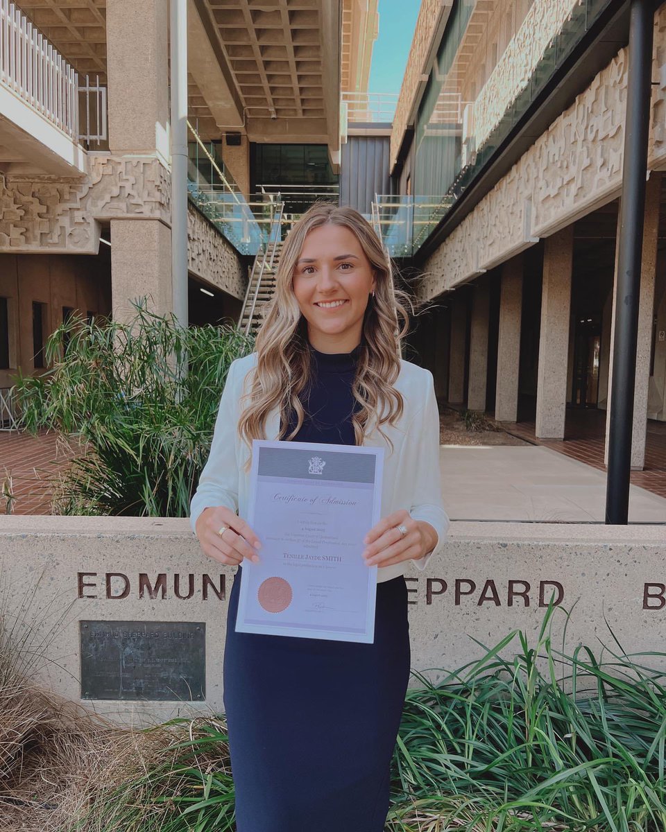 Cobb73's tweet image. Big day for the family with @tsmithyyoutloo1 being admitted as a Lawyer 👌  @Frances89357348 

I’m sure she’ll have a great celebration with work colleagues &amp;amp; friends like @McK_William  😊