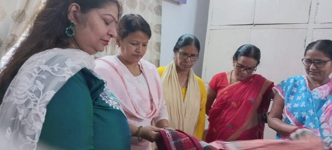 jyoti_0104's tweet photo. भारतीय जनता पार्टी जमशेदपुर महानगर महिला मोर्चा  द्वारा आज हैंडलूम दिवस के अवसर पर बुनकर महिला बहनों को जिसमे सुनीता झा जी, हेमा करण जी,परमजीत कौर जी को सम्मानित किया गया।
#HandloomWalk https://t.co/qohuN40kP0