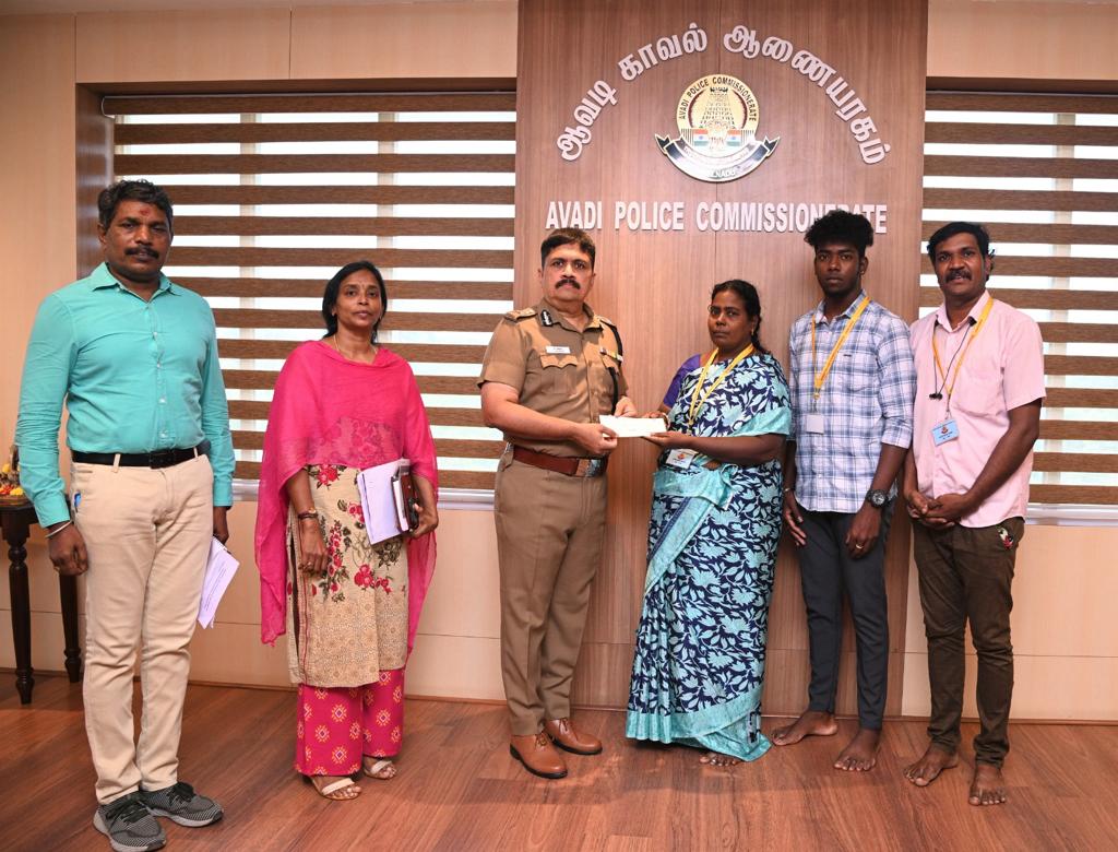 Avadi Police Commissionerate (@avadipolice) on Twitter photo ஆவடி காவல் ஆணையரக மீஞ்சூர் காவல் நிலைய காவல் உதவி ஆய்வாளர் திரு. விஜயகுமார் அவர்களின் மருத்துவ செலவிற்காக காவலர் நல நிதியிலிருந்து ரூ. 2,50,000 தொகைக்கான காசோலையை திரு.கி.சங்கர் இ.கா.ப., ஆவடி காவல் ஆணையாளர், அவர்கள் வழங்கினார்கள்
<a href="/avadipolice/">Avadi Police Commissionerate</a> <a href="/tnpoliceoffl/">Tamil Nadu Police</a> #policewelfarefund ஆவடி காவல் ஆணையரக மீஞ்சூர் காவல் நிலைய காவல் உதவி ஆய்வாளர் திரு. விஜயகுமார் அவர்களின் மருத்துவ செலவிற்காக காவலர் நல நிதியிலிருந்து ரூ. 2,50,000 தொகைக்கான காசோலையை திரு.கி.சங்கர் இ.கா.ப., ஆவடி காவல் ஆணையாளர், அவர்கள் வழங்கினார்கள்
<a href="/avadipolice/">Avadi Police Commissionerate</a> <a href="/tnpoliceoffl/">Tamil Nadu Police</a> #policewelfarefund