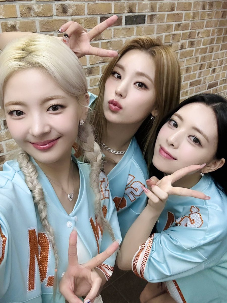 ITZYofficial's tweet photo. [ #뮤직뱅크 ]
ITZY❤‍🔥MIDZY, Nobody can’t stop us🎵
Thank you for being with us together!

🎬 ITZY - None of My Business
https://t.co/y2YFt0G7ck

🍰 M/V https://t.co/4Zmg5PHi1E
🎧 CAKE https://t.co/tXSJOPVu6x
🥊 ALBUM https://t.co/osraZbOaDb

#ITZY #MIDZY @ITZYofficial
#ITZY_KILLMYDOUBT
#ITZY_CAKE #ITZY_NOMB
#ITZY_NoneofMyBusiness