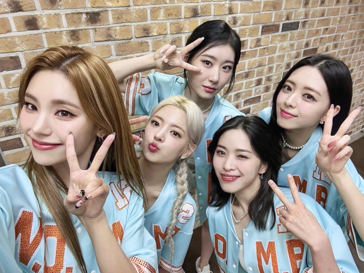 ITZYofficial's tweet photo. [ #뮤직뱅크 ]
ITZY❤‍🔥MIDZY, Nobody can’t stop us🎵
Thank you for being with us together!

🎬 ITZY - None of My Business
https://t.co/y2YFt0G7ck

🍰 M/V https://t.co/4Zmg5PHi1E
🎧 CAKE https://t.co/tXSJOPVu6x
🥊 ALBUM https://t.co/osraZbOaDb

#ITZY #MIDZY @ITZYofficial
#ITZY_KILLMYDOUBT
#ITZY_CAKE #ITZY_NOMB
#ITZY_NoneofMyBusiness