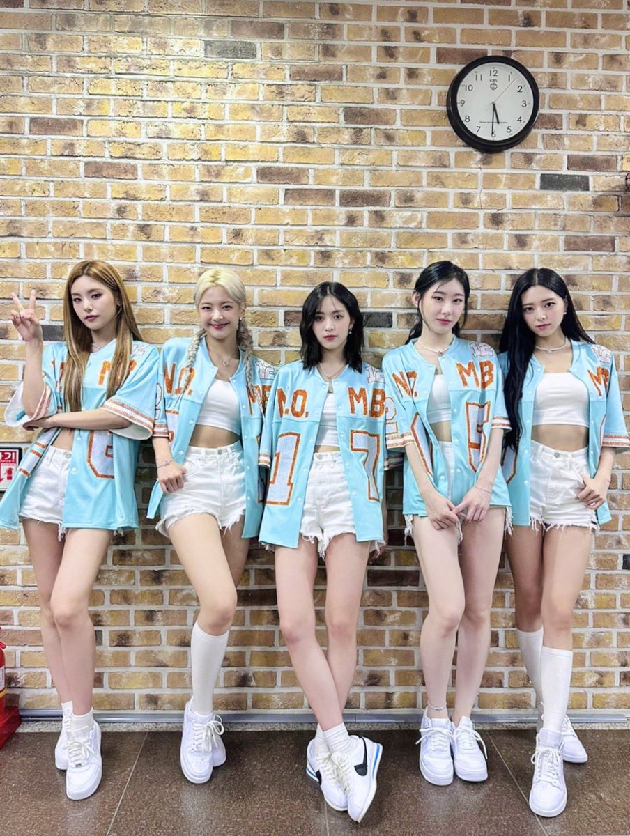 ITZYofficial's tweet photo. [ #뮤직뱅크 ]
ITZY❤‍🔥MIDZY, Nobody can’t stop us🎵
Thank you for being with us together!

🎬 ITZY - None of My Business
https://t.co/y2YFt0G7ck

🍰 M/V https://t.co/4Zmg5PHi1E
🎧 CAKE https://t.co/tXSJOPVu6x
🥊 ALBUM https://t.co/osraZbOaDb

#ITZY #MIDZY @ITZYofficial
#ITZY_KILLMYDOUBT
#ITZY_CAKE #ITZY_NOMB
#ITZY_NoneofMyBusiness