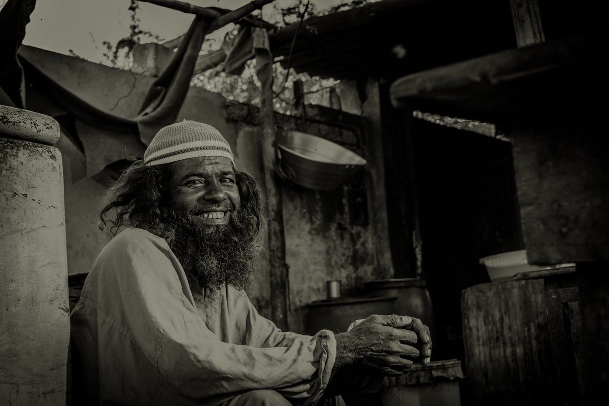 منير قصہ مکا مُنیر چینچو بزاگے
 
گو بیوافے چشمکا گو بر ھائے تصبیا
.
.
Gwadar Balochistan
.
.
.
#baloch #portrait #black #white #gwadar #photography #hipaae #balochistan
